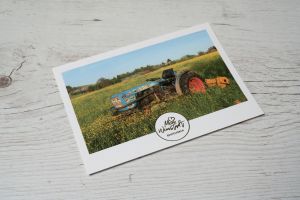Mein Weinstadt Postkarte Traktor im Blumenfeld
